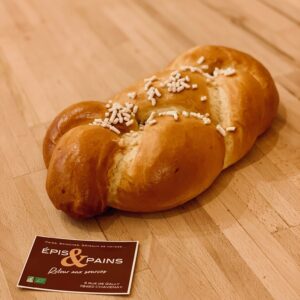 Petite brioche tressée La Parisienne avec ses gros grains de sucre en surface, de la boulangerie Epis et pains, vendue à la Ferme de Pontaly